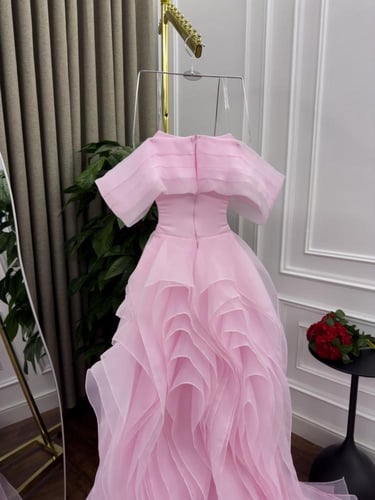 فستان وردي انيق مع ذيل