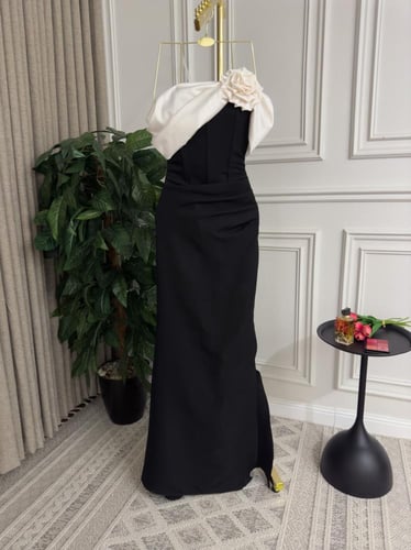 فستان اسود فخم مع صدر سكري