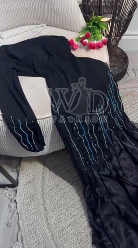 فستان أسود بكتف واحد مع تطريز لامع وتصميم أنيق للس...