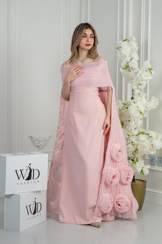 فستان السهرة الوردي.. تصميم ملكي يجمع بين البساطة...