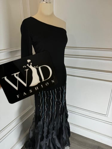فستان أسود بكتف واحد مع تطريز لامع وتصميم أنيق للس...