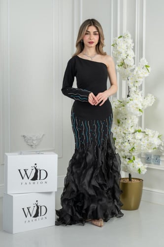 فستان الأسود الملكي.. فخامة الكتف الواحد مع سحر ال...
