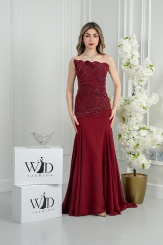 فستان العنابي الملكي .. أناقة التطريز الهندسي والق...