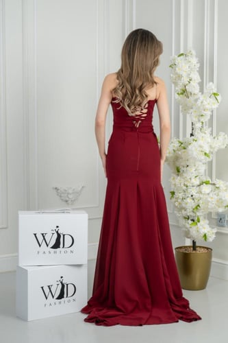 فستان العنابي الملكي .. أناقة التطريز الهندسي والق...