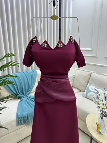 فستان سهرة ناعم برغندي