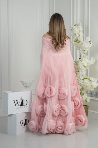 فستان السهرة الوردي.. تصميم ملكي يجمع بين البساطة...