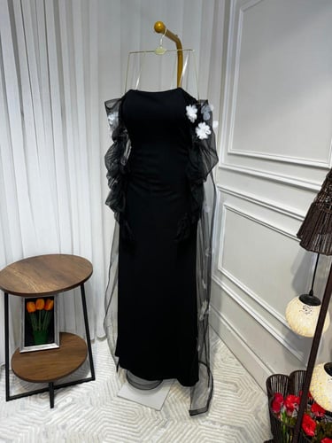 فستان اسود مطرز بالورد