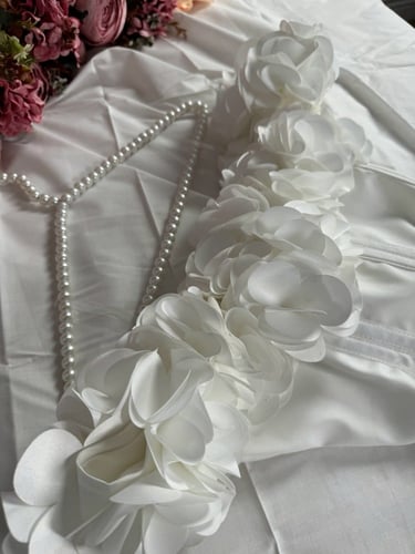 فستان العيد راقي ابيض مع ورد عالصدر