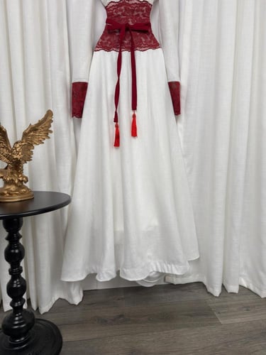 فستان مميز سكري بتصميم عالخصر مميز