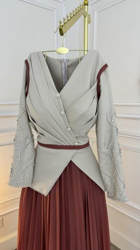 فستان انيق بتصميم كلاسيك