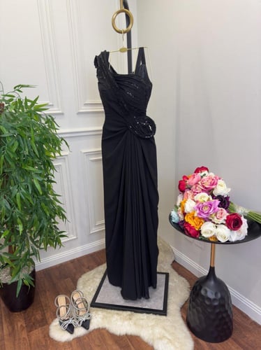 فستان اسود فخم