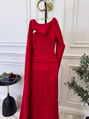 فستان احمر ناعم