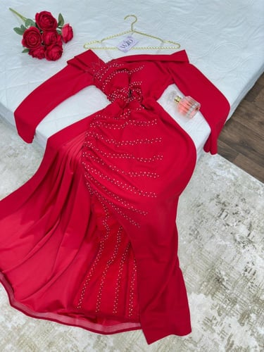 فستان احمر فخم فصوص