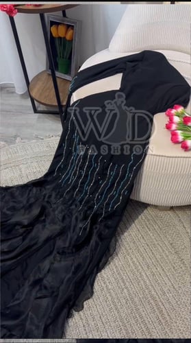 فستان أسود بكتف واحد مع تطريز لامع وتصميم أنيق للس...