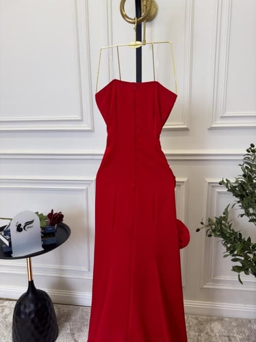 فستان احمر مع ورد