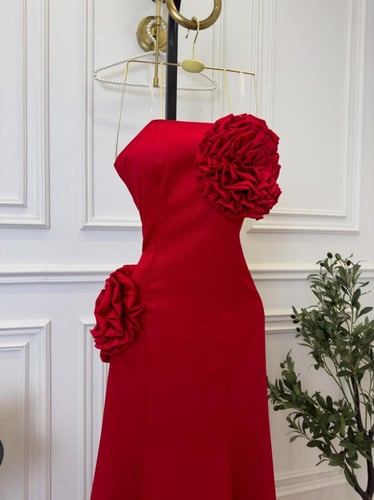 فستان احمر مع ورد