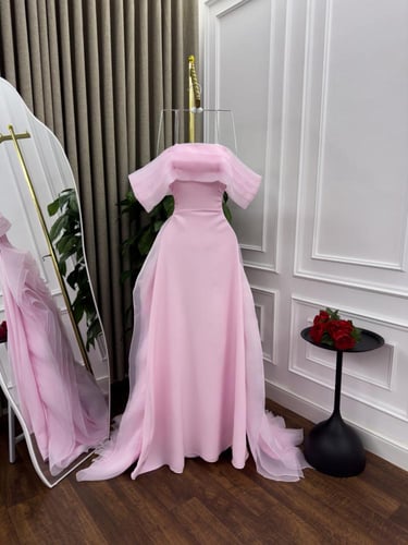 فستان وردي انيق مع ذيل