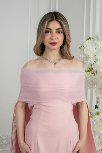 فستان السهرة الوردي.. تصميم ملكي يجمع بين البساطة...