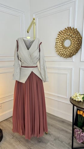 فستان انيق بتصميم كلاسيك