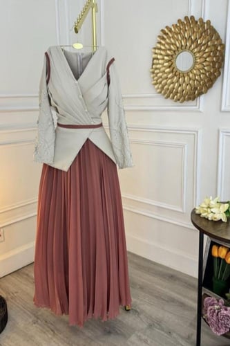 فستان انيق بتصميم كلاسيك