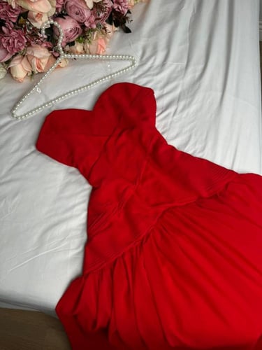 فستان احمر فخم