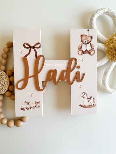 حرف خشبي بثيم الدبدوب الكريمي (B)/مع اسم اكريلك با...