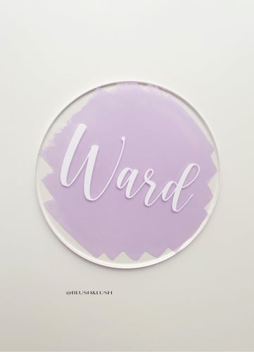 قطعة اكريلك ملونة بإسم طفلك