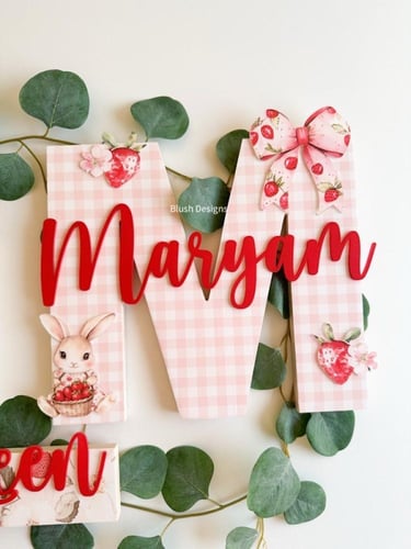 حرف خشبي بثيم الفراولة A /مع اسم اكريلك بارز