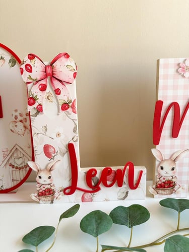 بكج أميرة الفراولة ستاند مع حرف خشبي