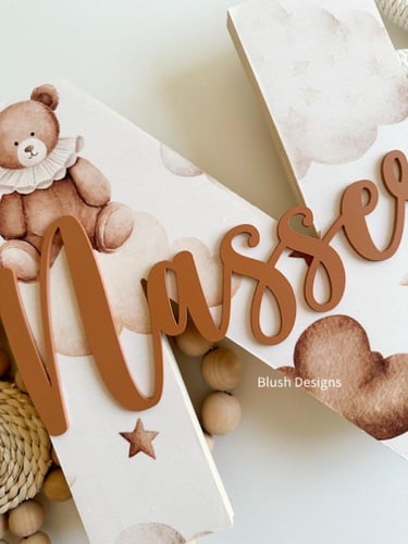 حرف خشبي بثيم الدبدوب الكريمي (A)/مع اسم اكريلك با...