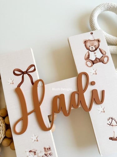 حرف خشبي بثيم الدبدوب الكريمي (B)/مع اسم اكريلك با...