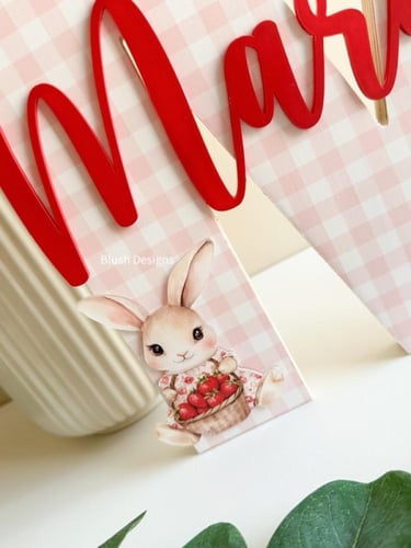 حرف خشبي بثيم الفراولة A /مع اسم اكريلك بارز