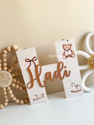 حرف خشبي بثيم الدبدوب الكريمي (B)/مع اسم اكريلك با...