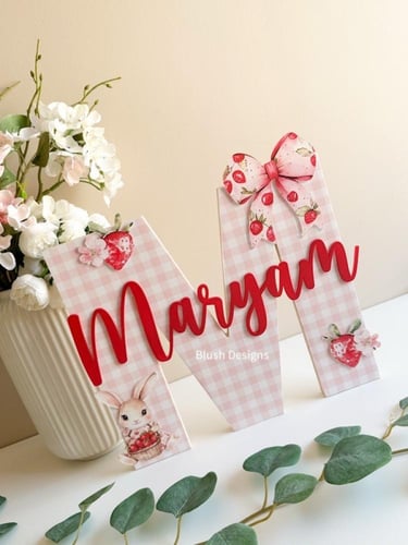 حرف خشبي بثيم الفراولة A /مع اسم اكريلك بارز