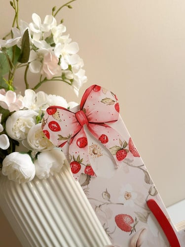 بكج أميرة الفراولة ستاند مع حرف خشبي