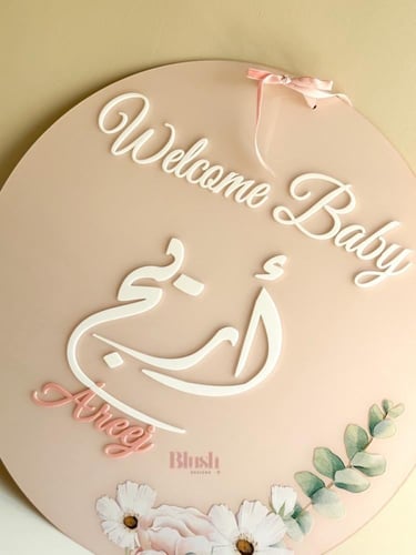 تعليقة اكريلك مع تصميم الورد الوردي