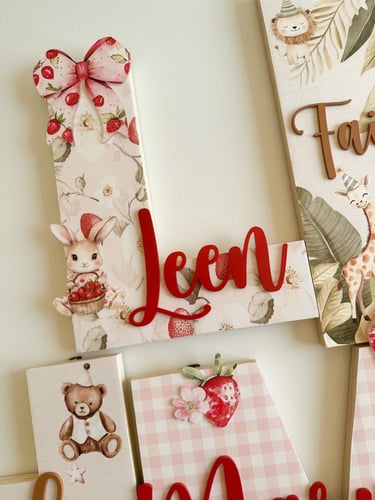 بكج أميرة الفراولة ستاند مع حرف خشبي