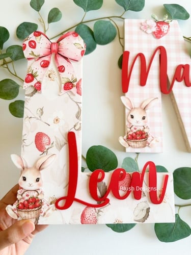 حرف خشبي بثيم الفراولة B /مع اسم اكريلك بارز