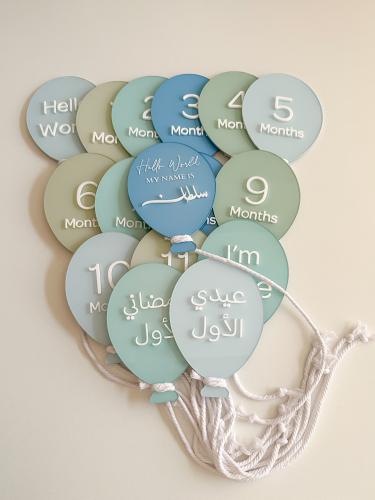 Month cards for the balloon in blue and green