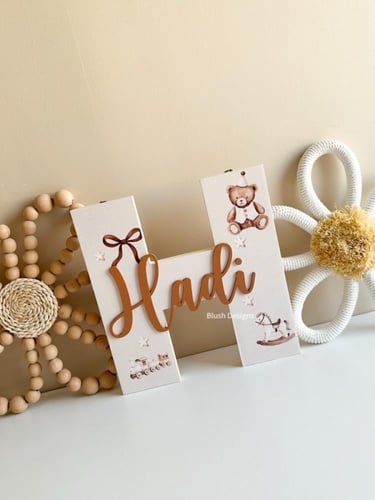 حرف خشبي بثيم الدبدوب الكريمي (B)/مع اسم اكريلك با...