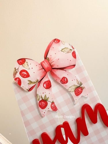 حرف خشبي بثيم الفراولة A /مع اسم اكريلك بارز