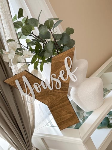 حرف خشبي /مقاس 32 cm مع اسم اكريلك بارز