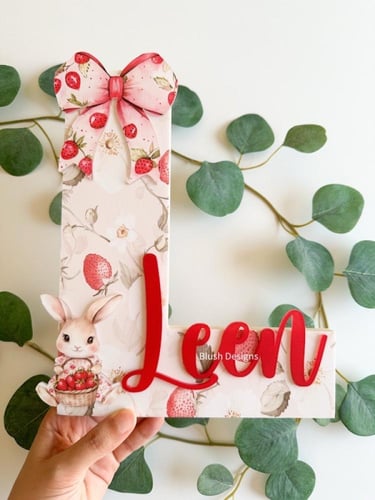 حرف خشبي بثيم الفراولة B /مع اسم اكريلك بارز