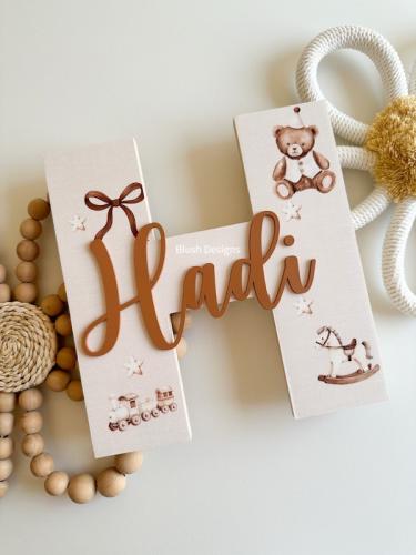 حرف خشبي بثيم الدبدوب الكريمي (B)/مع اسم اكريلك با...