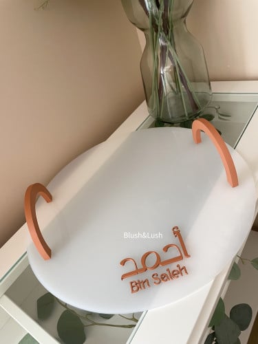 صينية اكريلك مع كتابة اسمين بالاكريلك الملون