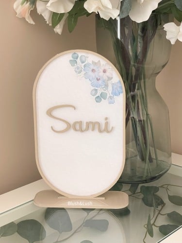 ستاند طاولة اكريلك بيضاوي ملون/ مع تصميم الورد الس...