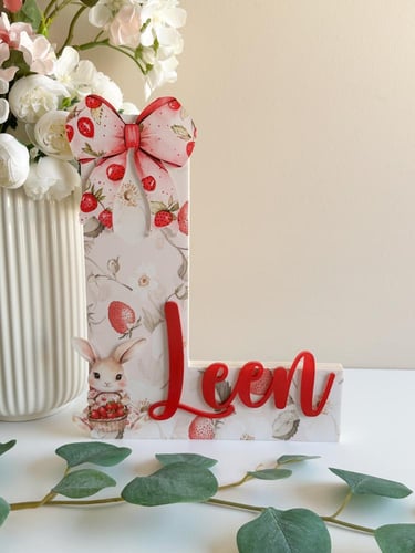 بكج أميرة الفراولة ستاند مع حرف خشبي