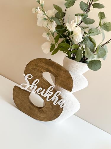 حرف خشبي/مقاس 25 مع اسم اكريلك بارز