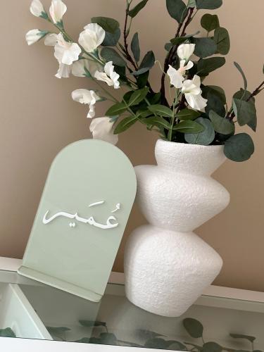 ستاند طاولة اكريلك مقوس ملون لاسم / وكتابة بالاكري...