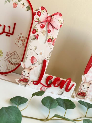 بكج أميرة الفراولة ستاند مع حرف خشبي